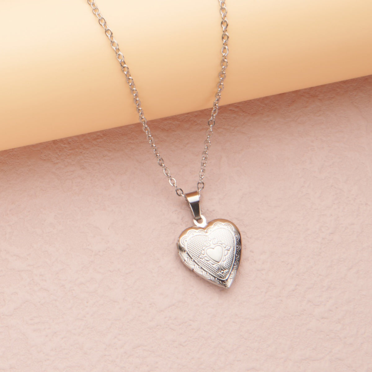 Collana con ciondolo a forma di cuore in acciaio inossidabile stile INS con montatura in acciaio al titanio e finitura in argento/oro galvanizzato