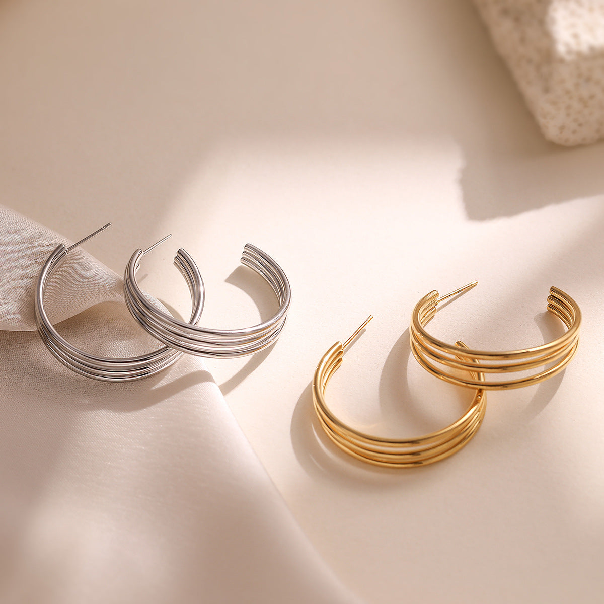 Pendientes minimalistas geométricos de acero inoxidable en forma de C para mujer con baño de oro de 18 quilates