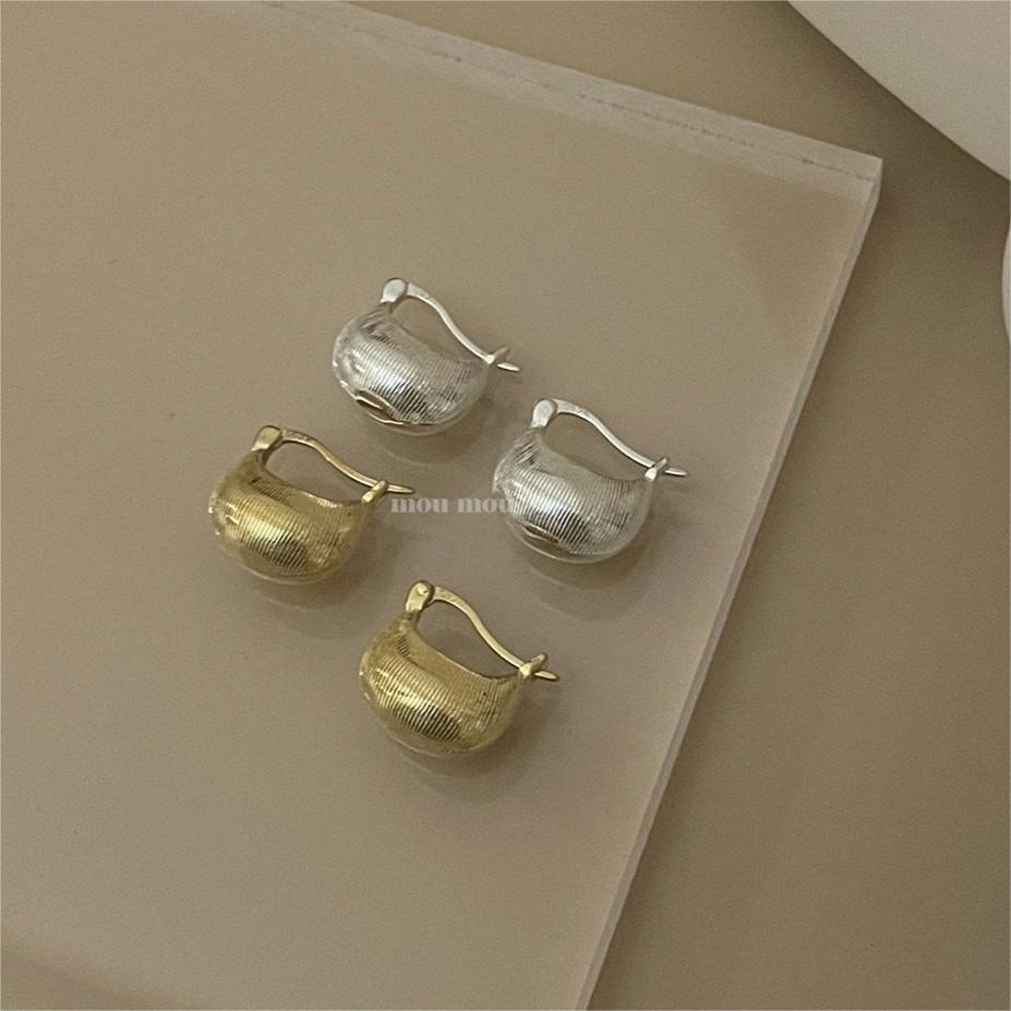 Pendientes de tachuela con letras geométricas minimalistas en plata de ley 925 con baño de oro