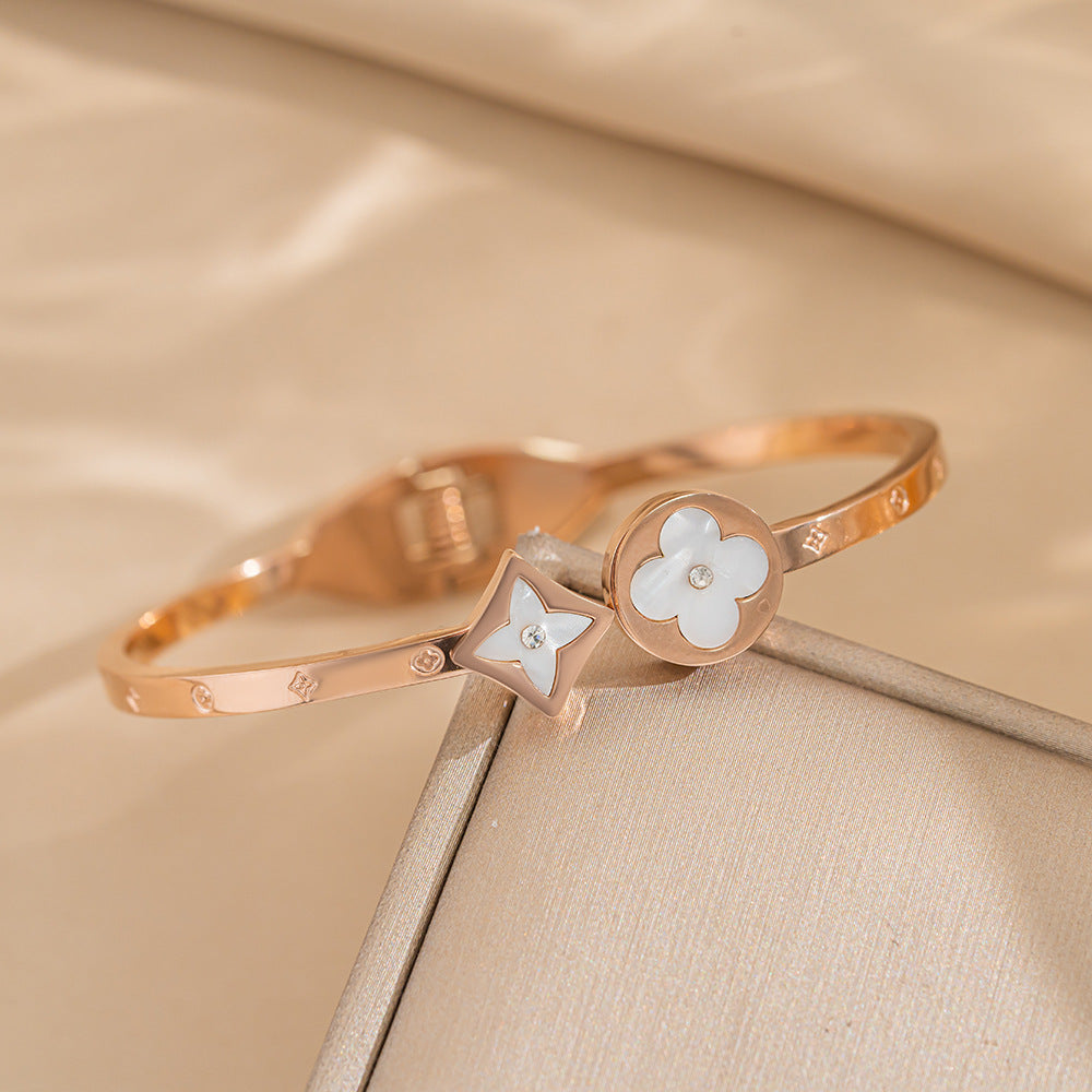 Bracciale Minimalista a Trifoglio in Acciaio al Titanio con Intarsio in Madreperla e Placcatura in Oro 18K da Donna