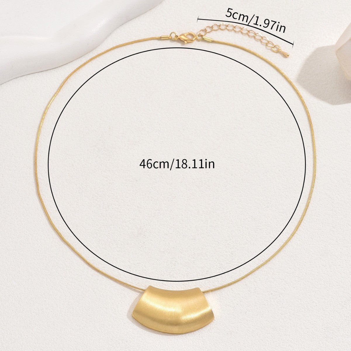 Collar con colgante geométrico minimalista dulce y fresco para mujer con acabado mate y cadena de cobre galvanizado