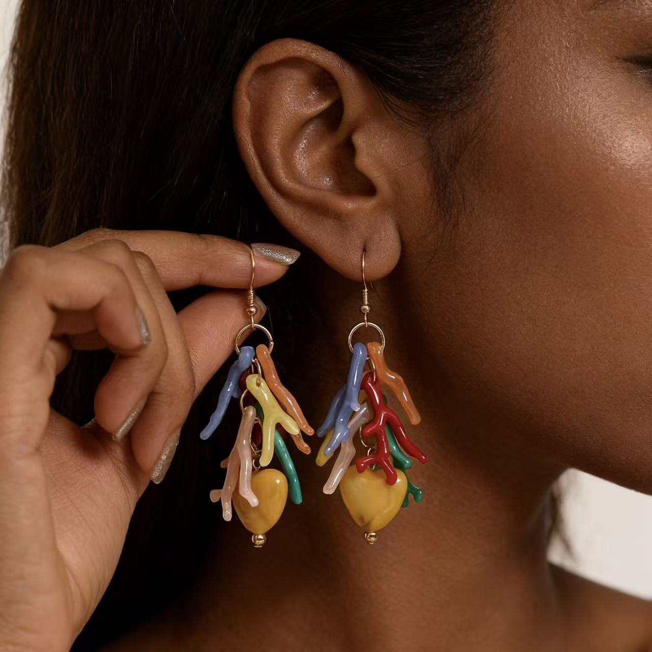Pendientes de gancho chapados con rama de corazón de acrílico para mujer