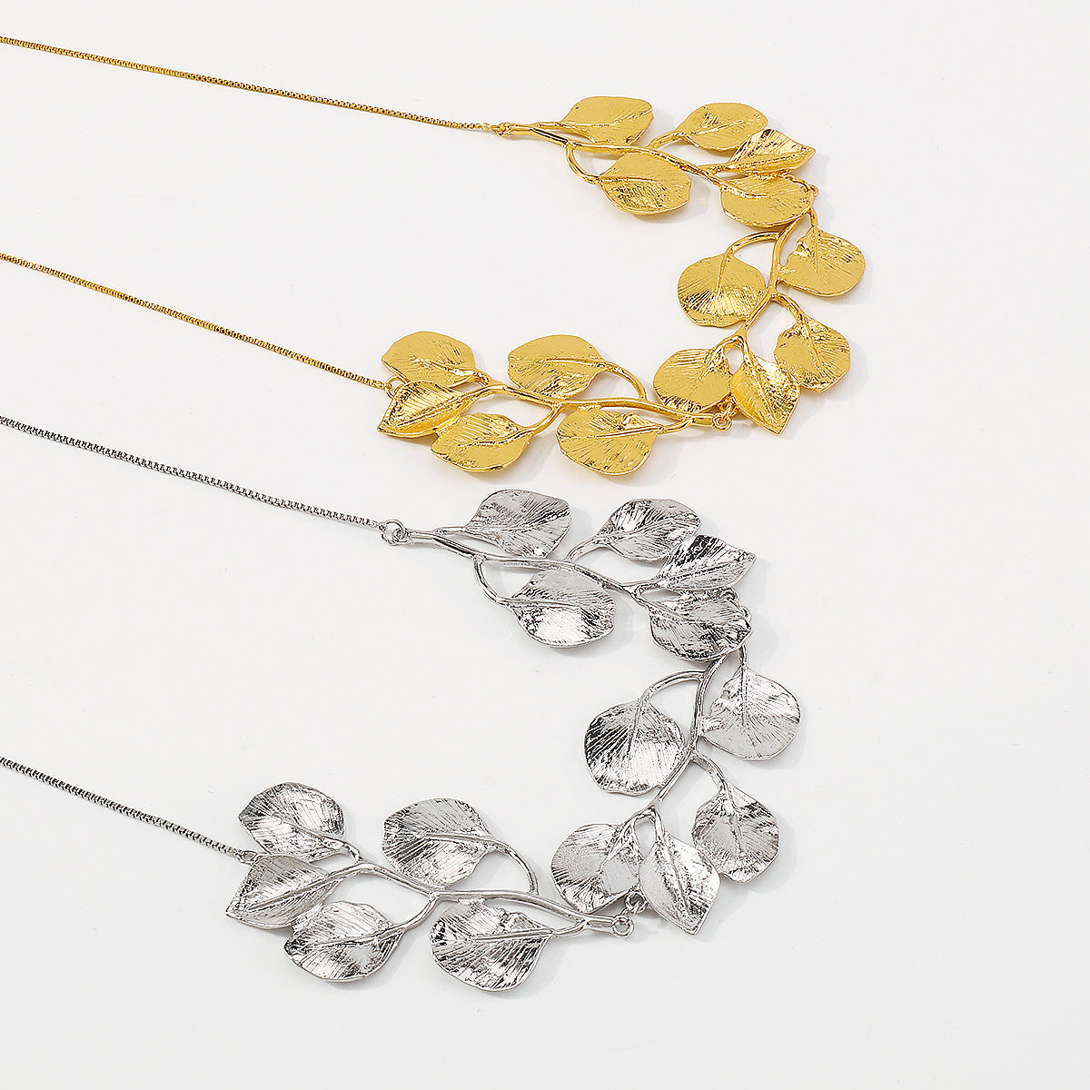 Collar con colgante de hoja geométrica dulce y atrevida en aleación con acabado galvanizado para mujer