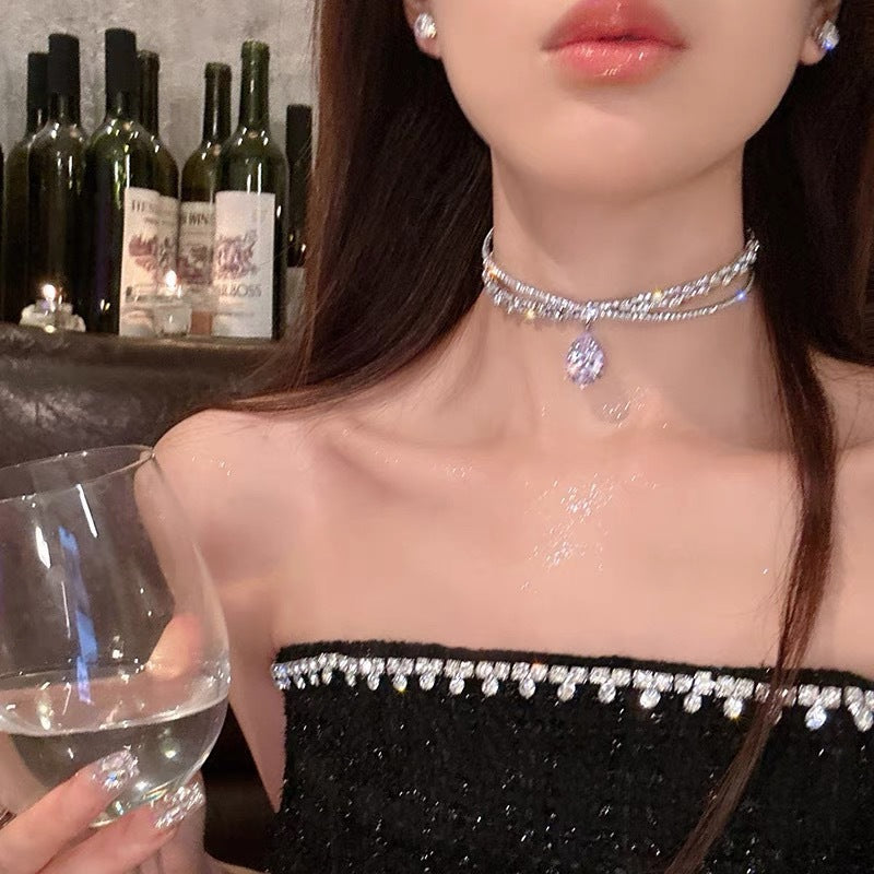 Elegante collar con colgante de lazo de diamantes de imitación y detalles de nácar perlado para mujer — Delicada cadena para clavícula en estilo de lujo minimalista y a la moda