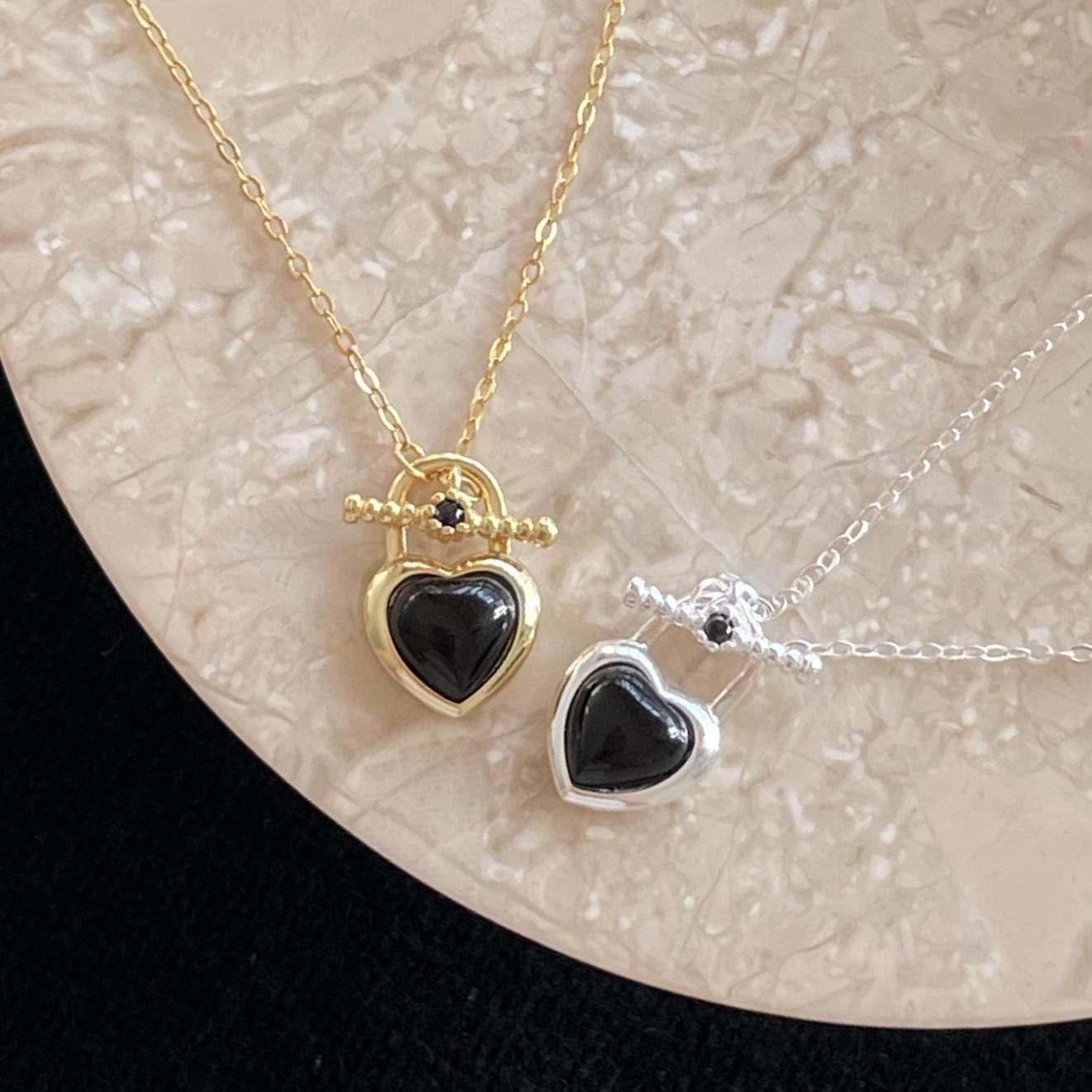 Collar minimalista de ágata negra con forma de corazón de plata de ley 925 con acabado galvanizado en cadena cruzada