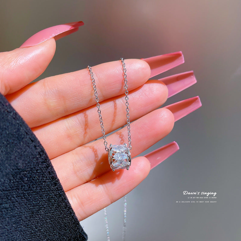 Collana da donna minimalista con intarsio di strass, in acciaio al titanio, con design geometrico