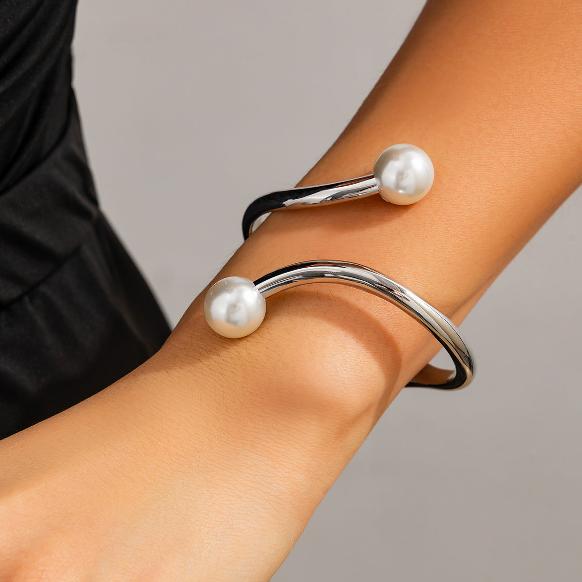 Pulsera de puño de metal entrelazado minimalista con detalles de perlas simuladas para mujer
