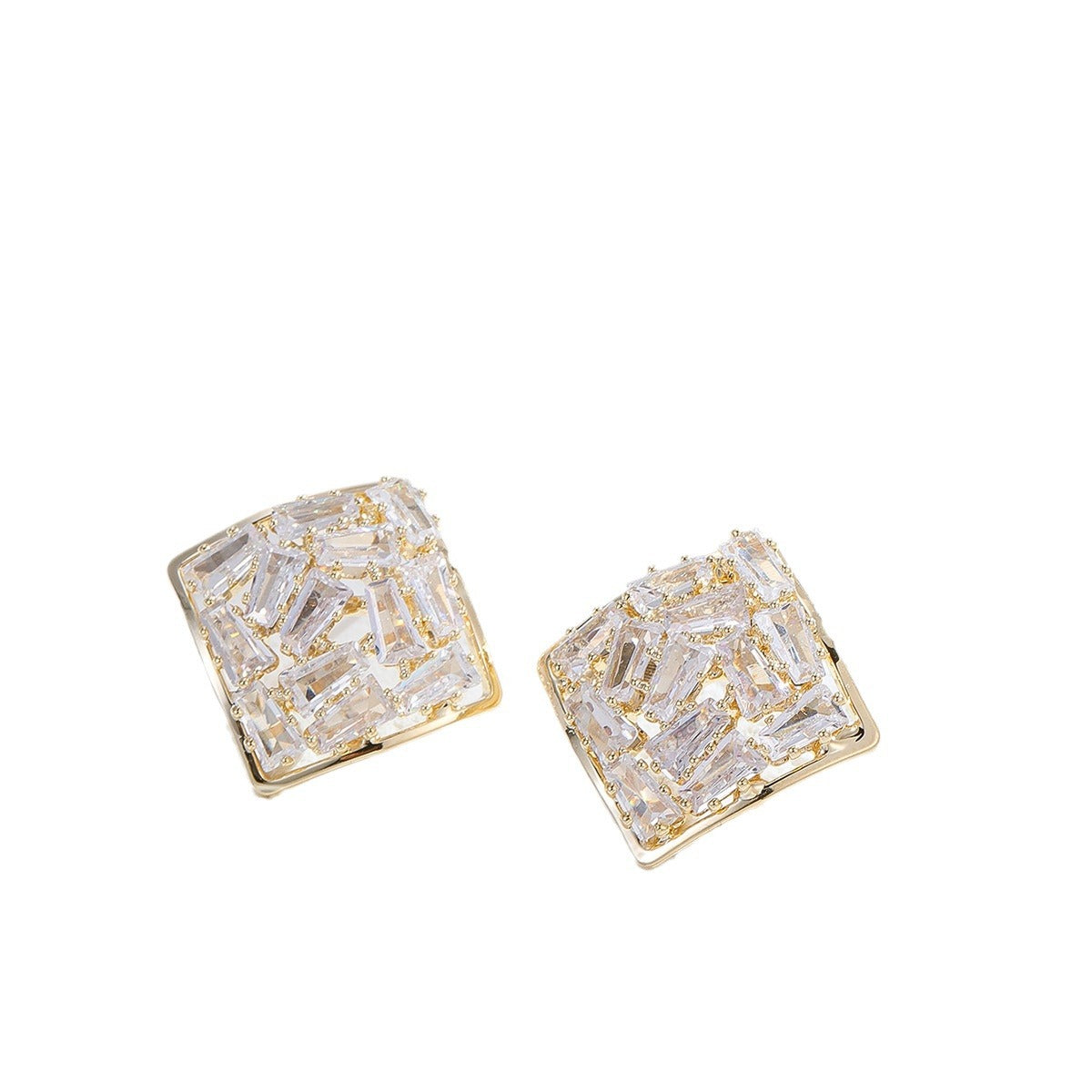 Aretes de botón minimalistas geométricos de diamantes de imitación en cobre con postes de acero inoxidable, diseño cuadrado y en forma de estrella