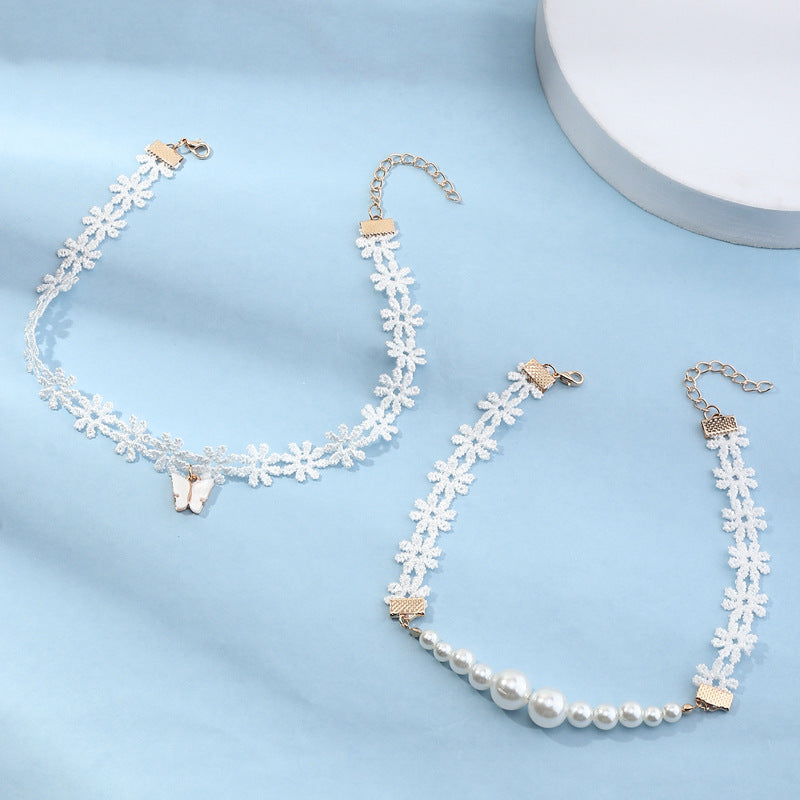 Collar de perlas en forma de mariposa para niñas, gargantilla de tela blanca con cadena de serpiente, collar con colgante minimalista hecho a mano estilo cuento de hadas