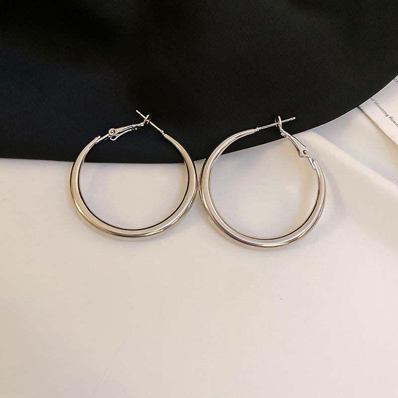 Elegantes aretes de aro geométricos minimalistas de aleación con acabado galvanizado para mujer