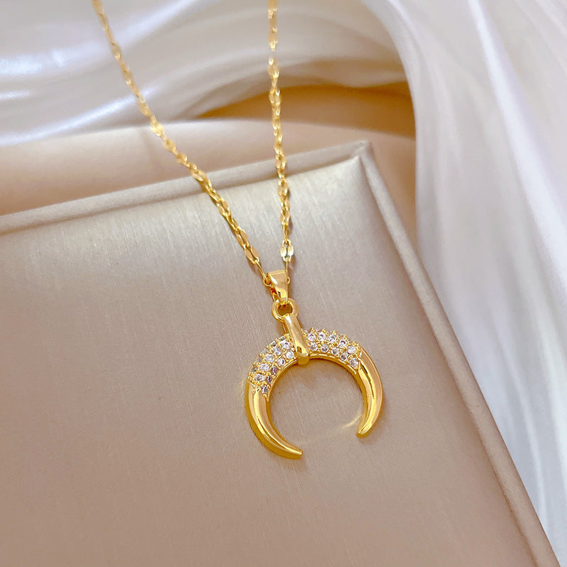 Collana pendente a mezzaluna minimalista da donna in acciaio al titanio con finitura placcata e delicata catena clavicola