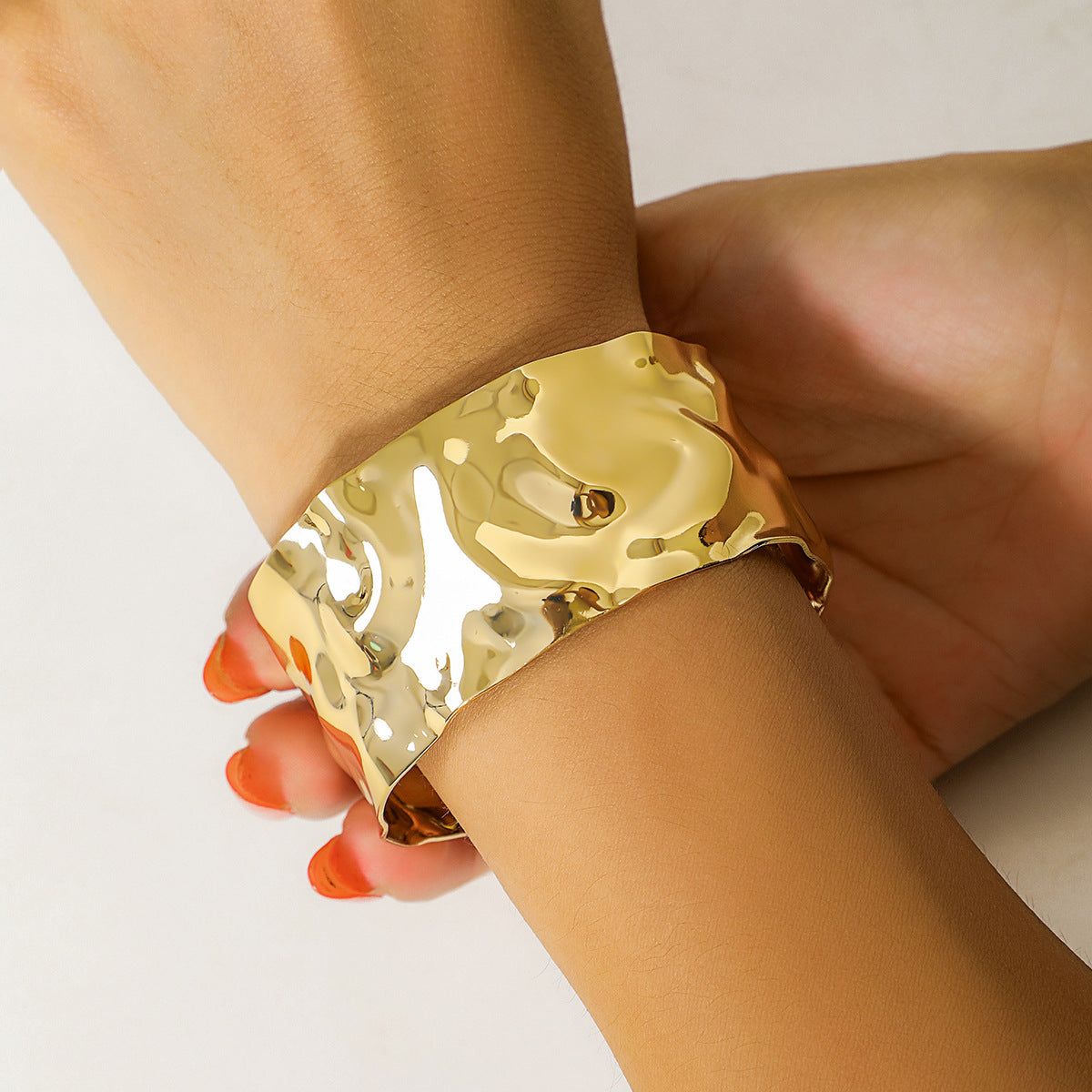 Pulsera de metal geométrica minimalista estilo francés con diseño ahuecado, acabado pulido y diseño abierto