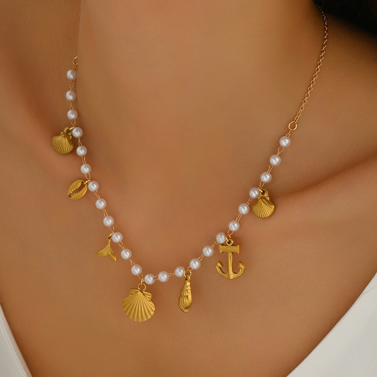 Collar casual geométrico inspirado en el océano para mujer con colgante de concha en cadena de aleación de zinc trenzada