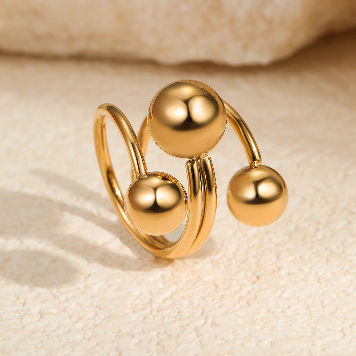Anello aperto da donna minimalista geometrico regolabile impilabile a tre sfere in acciaio al titanio con finitura placcata