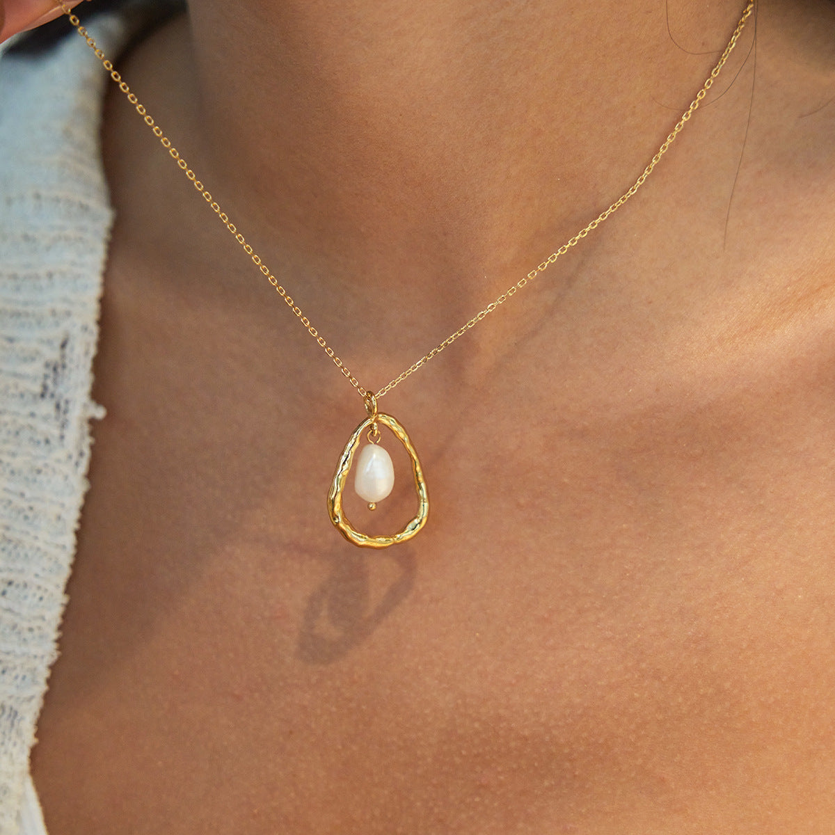 Collana girocollo minimalista geometrica in acciaio al titanio con accento di perla d'acqua dolce, catena a clavicola in acciaio inossidabile galvanizzato per donna