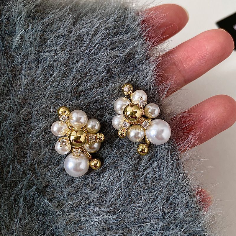 Orecchini da donna vintage eleganti a forma di stella geometrica con perle simulate e zirconi, perni in acciaio placcato