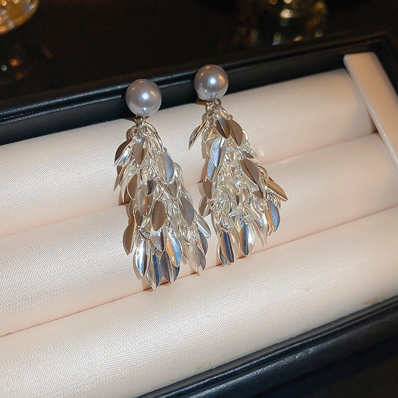 Elegantes pendientes florales de perlas con postes de plata chapados en oro para mujer