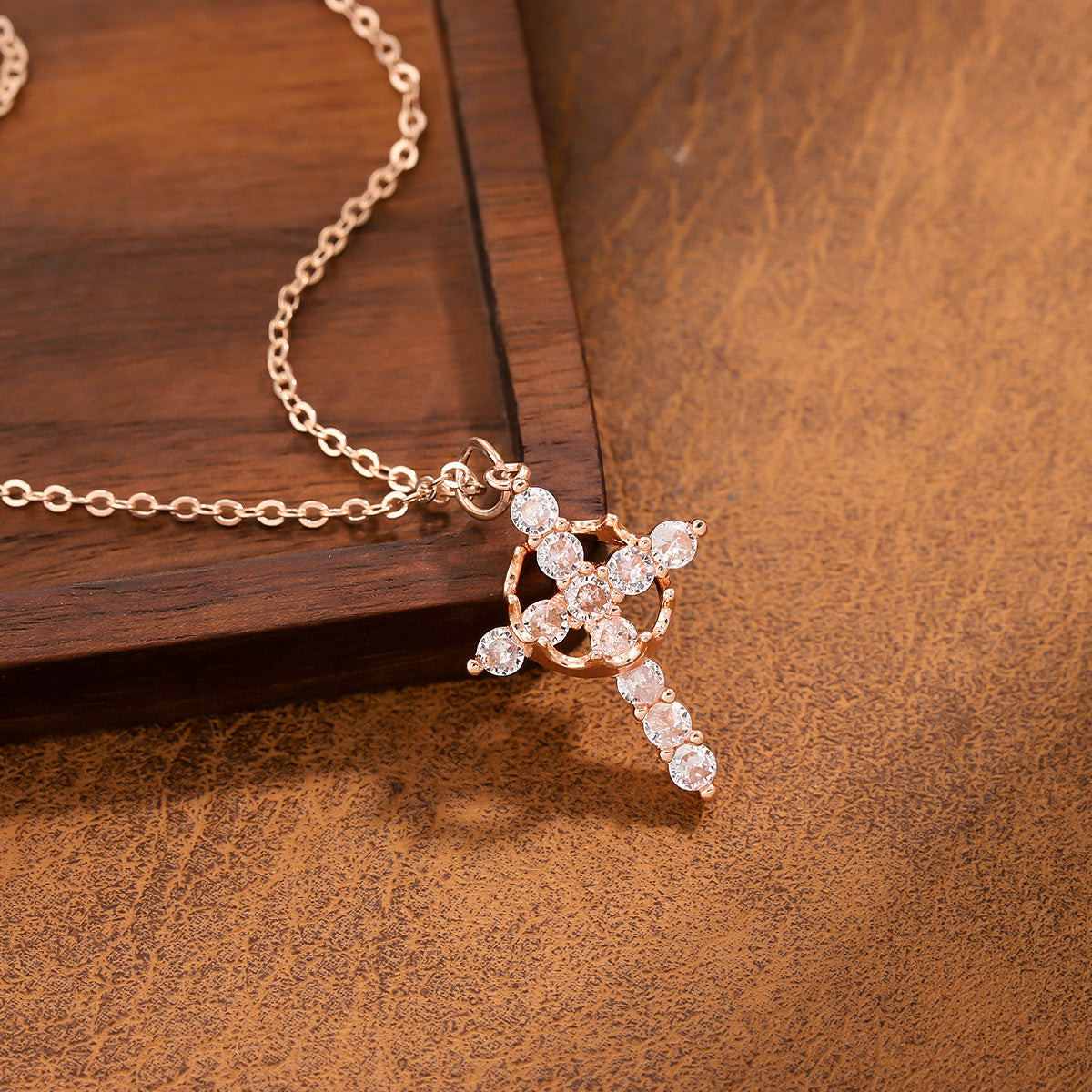 Collana da donna con ciondolo a croce vuota alla moda in acciaio al titanio con design girevole e zirconi colorati