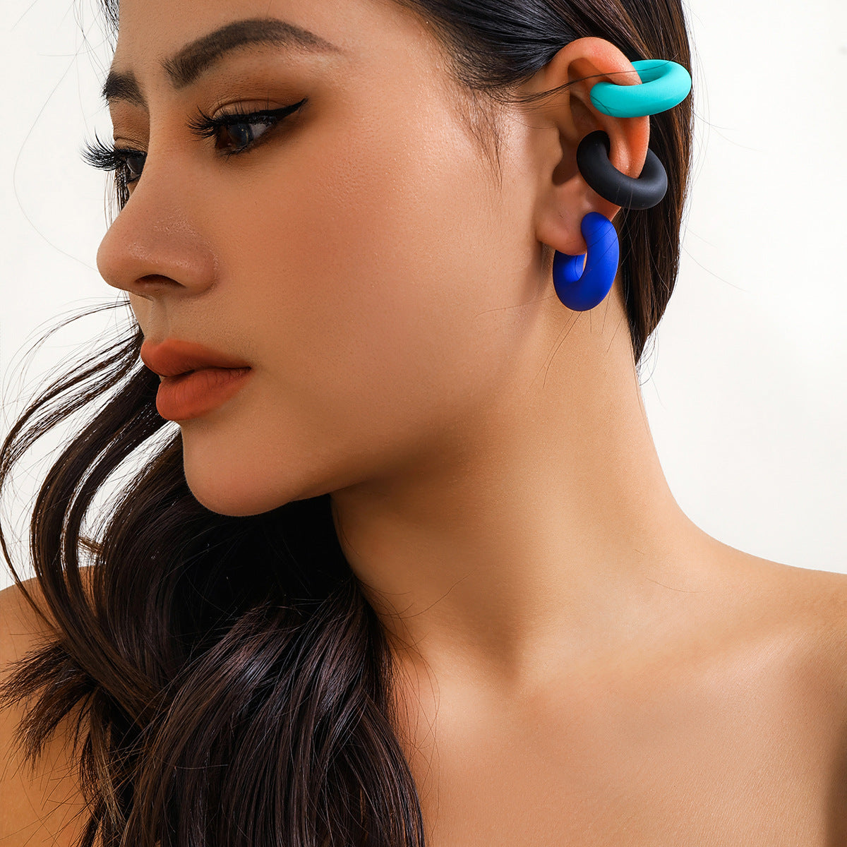 Orecchino a clip da donna in metallo galvanizzato lucidato a forma di C, geometrico e minimalista, senza piercing
