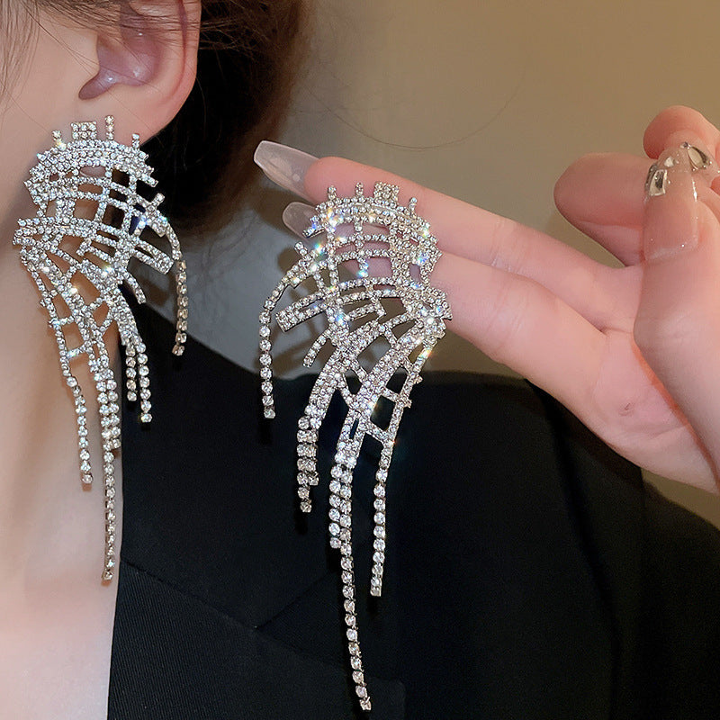 Orecchini pendenti con nappe geometriche minimaliste con intarsi di strass in rame placcato e perni in argento sterling 925 da donna