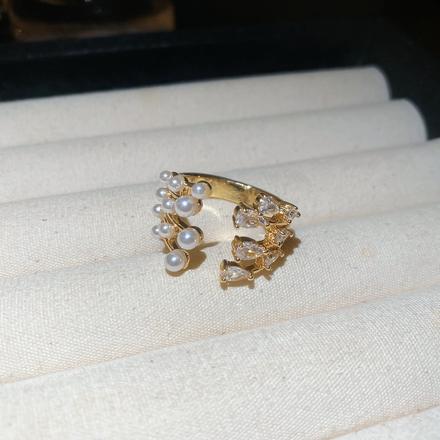 Anello da donna elegante in stile vintage francese con perle imitate a forma geometrica e zirconi intarsiati