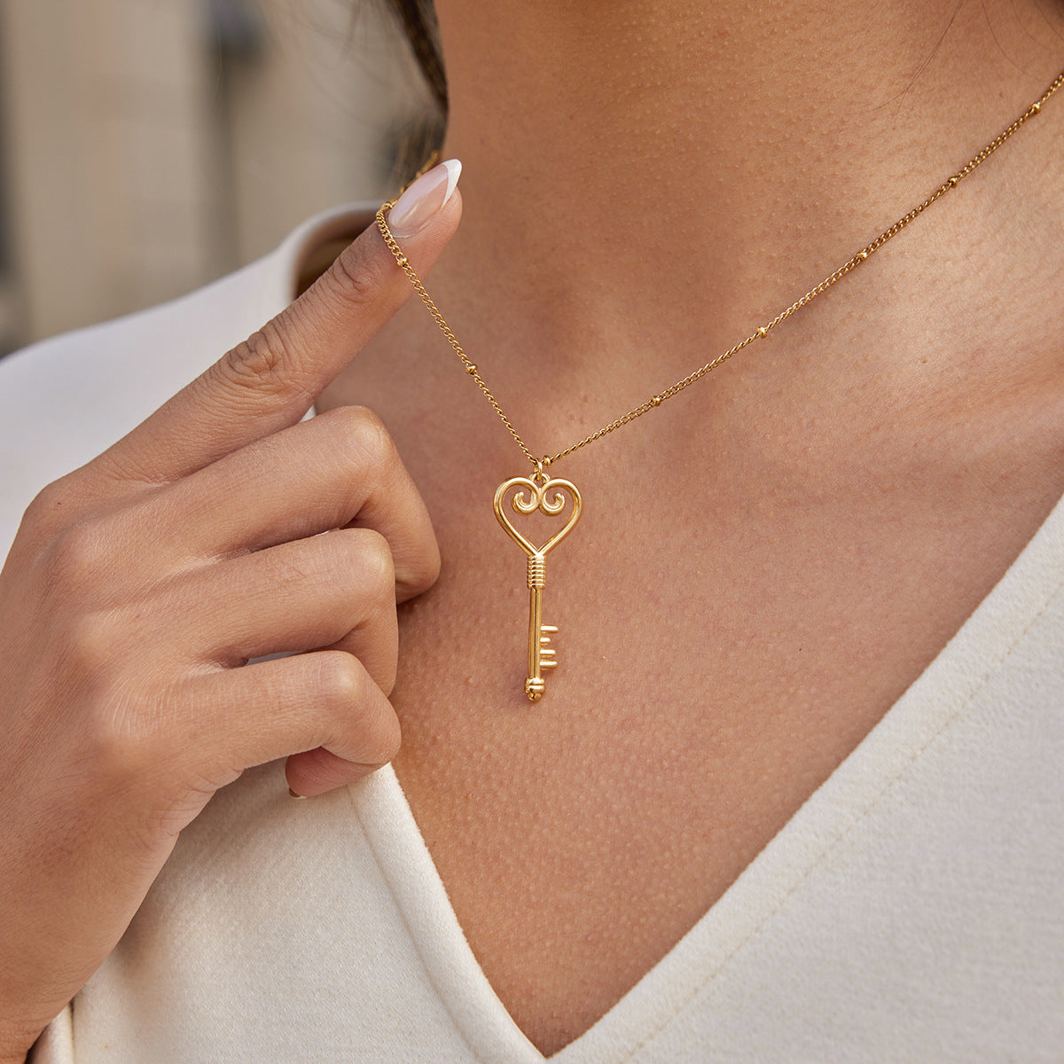 Collana pendente a forma di chiave minimalista da donna in acciaio al titanio con placcatura in oro PVD sottovuoto