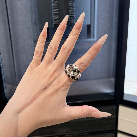 Anillo de letras de latón chapado en oro de lujo con perlas de esmalte de colores e incrustaciones de pedrería para mujer