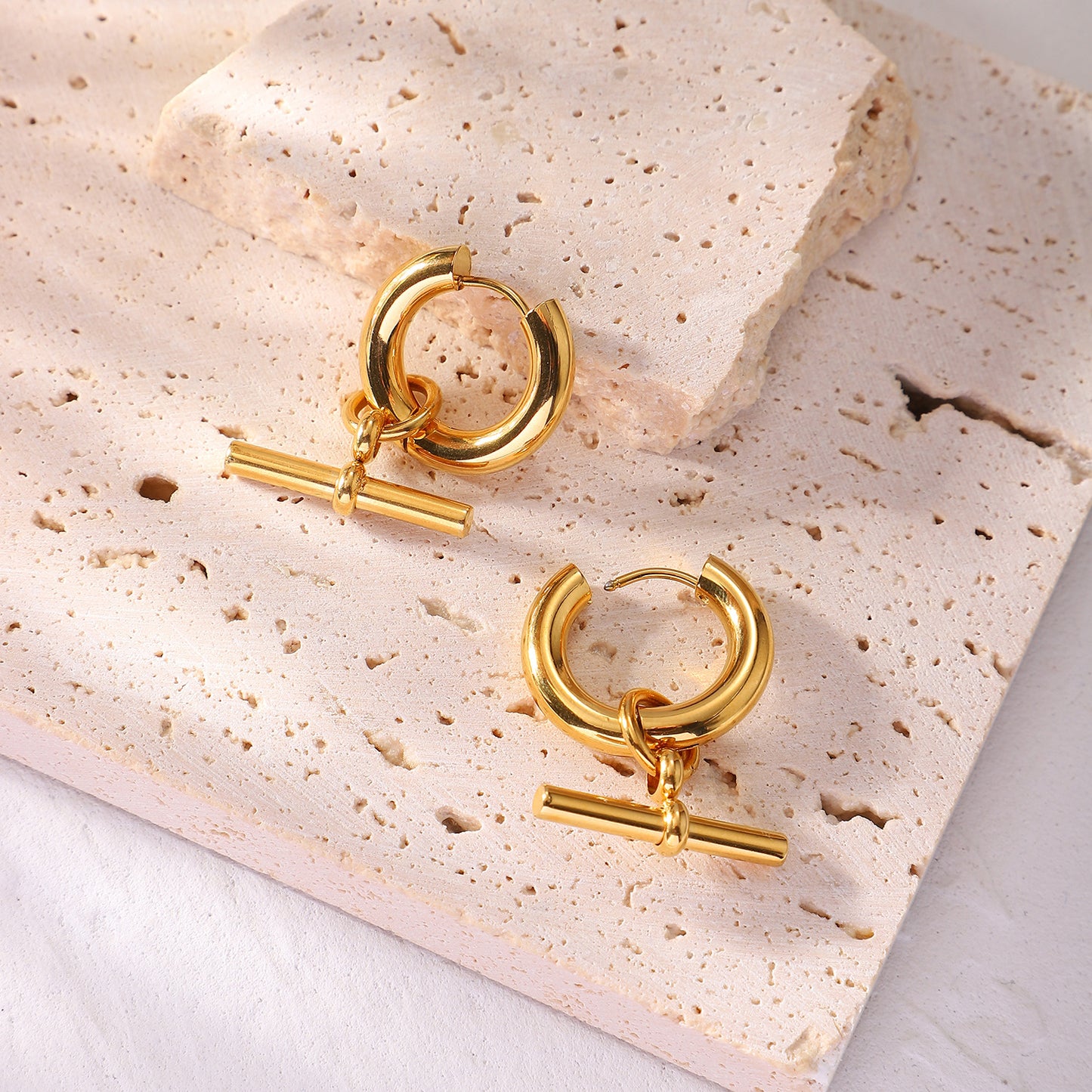 Pendientes de aro con colgante de círculo geométrico minimalista para mujer en acero de titanio con chapado en oro