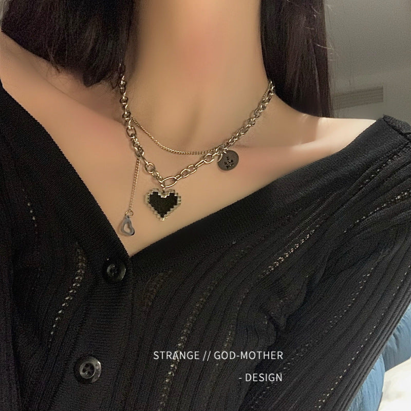 Collana con ciondolo a cuore nero a doppio strato minimalista in acciaio al titanio con finitura smaltata per donna e uomo