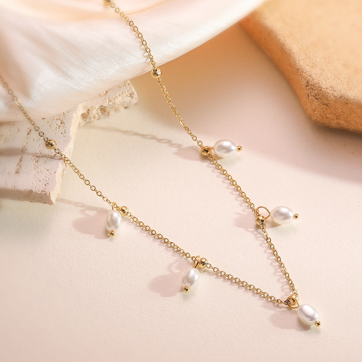 Elegante collana di perle vintage francese da donna, catena clavicola in acciaio inossidabile con forma geometrica e placcatura in oro 18 carati