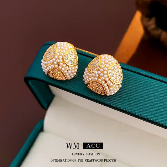 Orecchini geometrici chic con perni in argento placcato oro, intarsio in zircone e accenti di perle imitate per donne