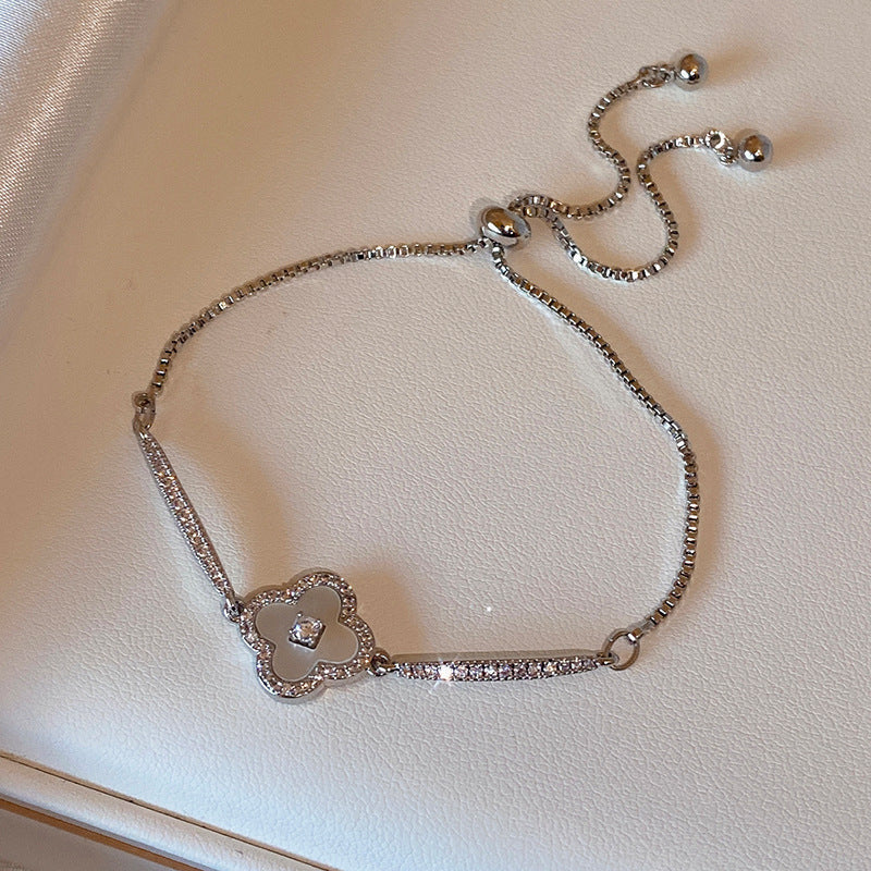 Bracciale da donna elegante placcato oro con zirconi e foglie di abalone, accessorio di lusso minimalista
