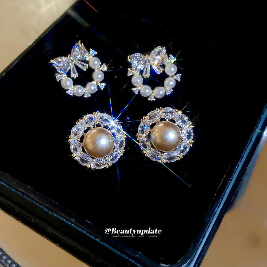 Pendientes elegantes de perlas en forma de lazo con incrustaciones de circonita para mujer, uso diario minimalista de lujo