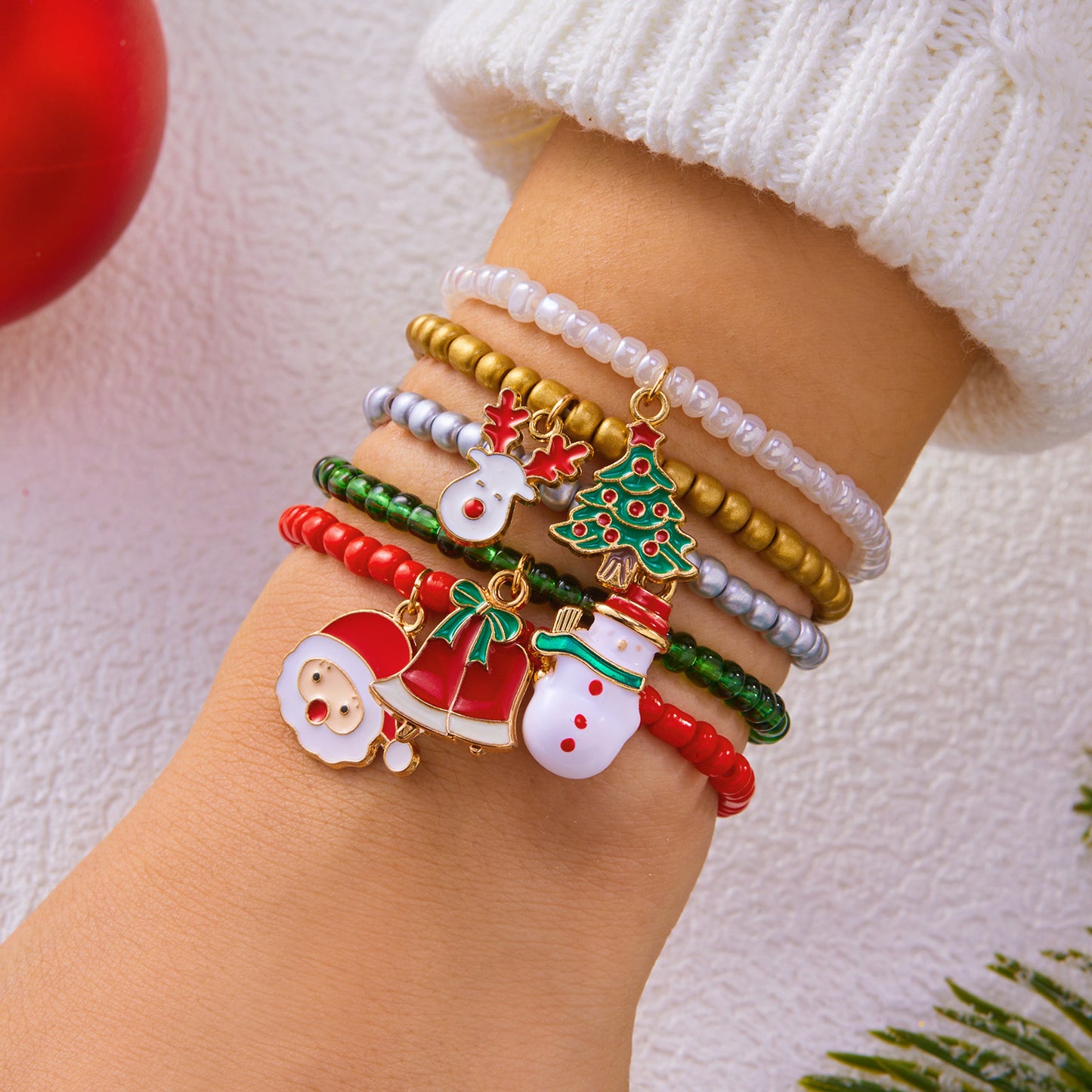Juego de pulseras hechas a mano de Navidad minimalistas con dijes de aleación de ciervo, muñeco de nieve, bastón de caramelo y calcetín navideño