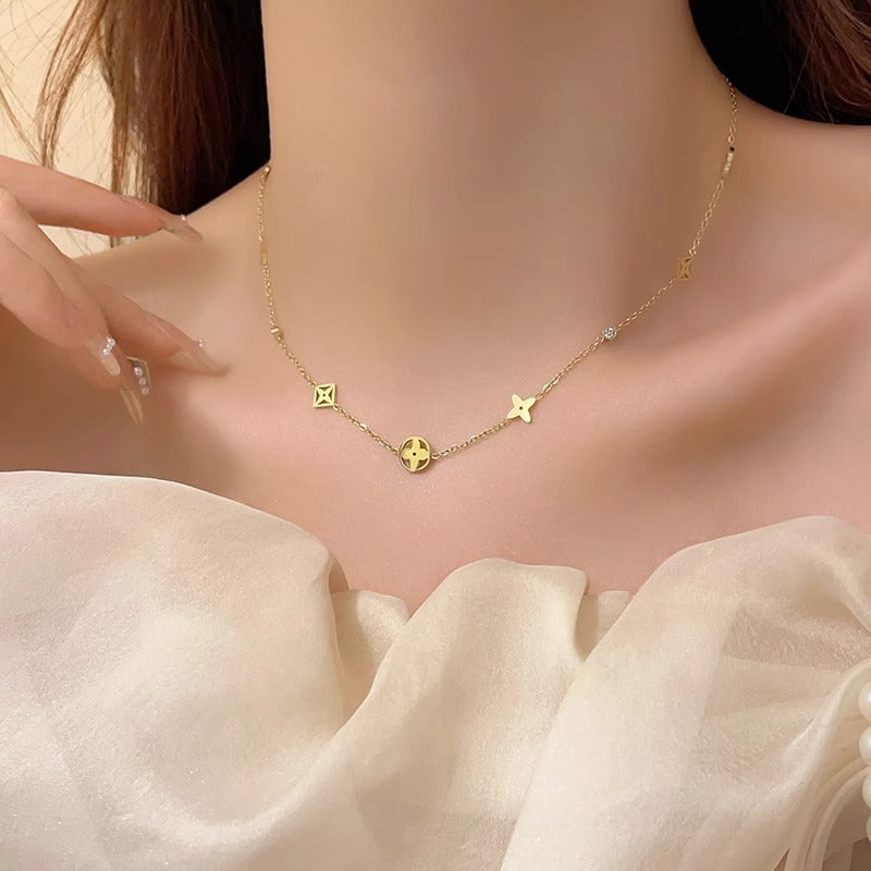 Collana con pendente minimalista a quadrifoglio cavo in acciaio al titanio con finitura placcata su catena a O da donna