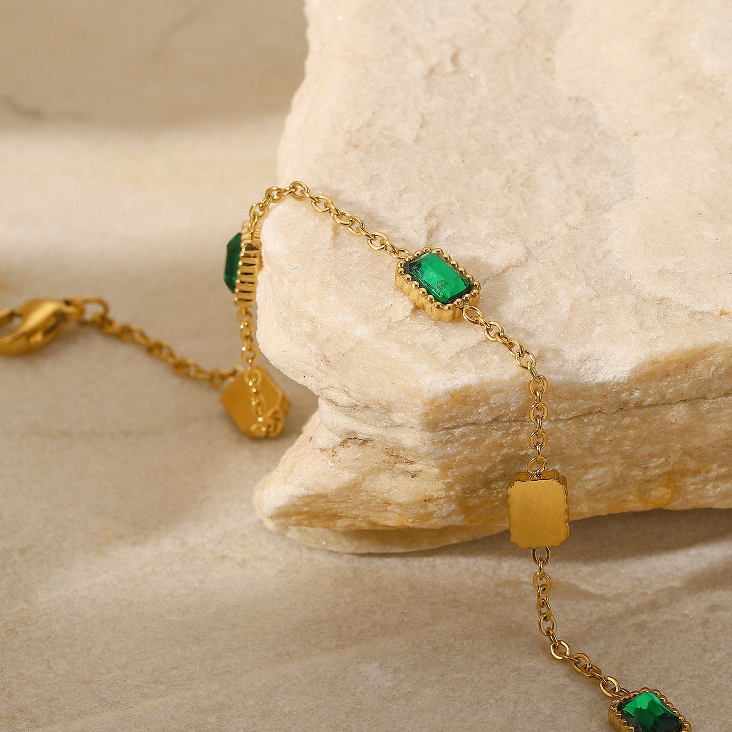 Bracciale Minimalista Geometrico in Acciaio Inossidabile con Placcatura in Oro 14K e Accenti Quadrati di Zircone Verde da Donna