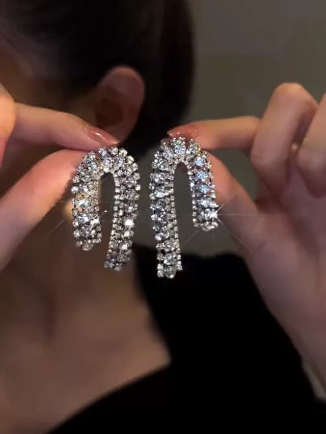 Orecchini a perno di lusso con lega geometrica irregolare e intarsio di strass, placcati argento, alla moda e versatili da donna
