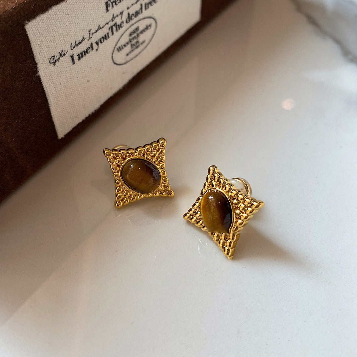 Orecchini a perno da donna a forma di stella ovale in occhio di tigre, stile vintage, con perni in acciaio placcato oro