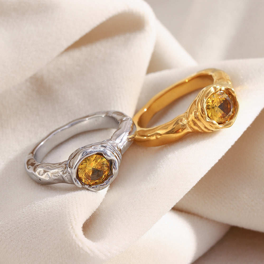 Anello minimalista geometrico in acciaio inossidabile con placcatura in oro 18 carati e singolo zircone cubico da donna