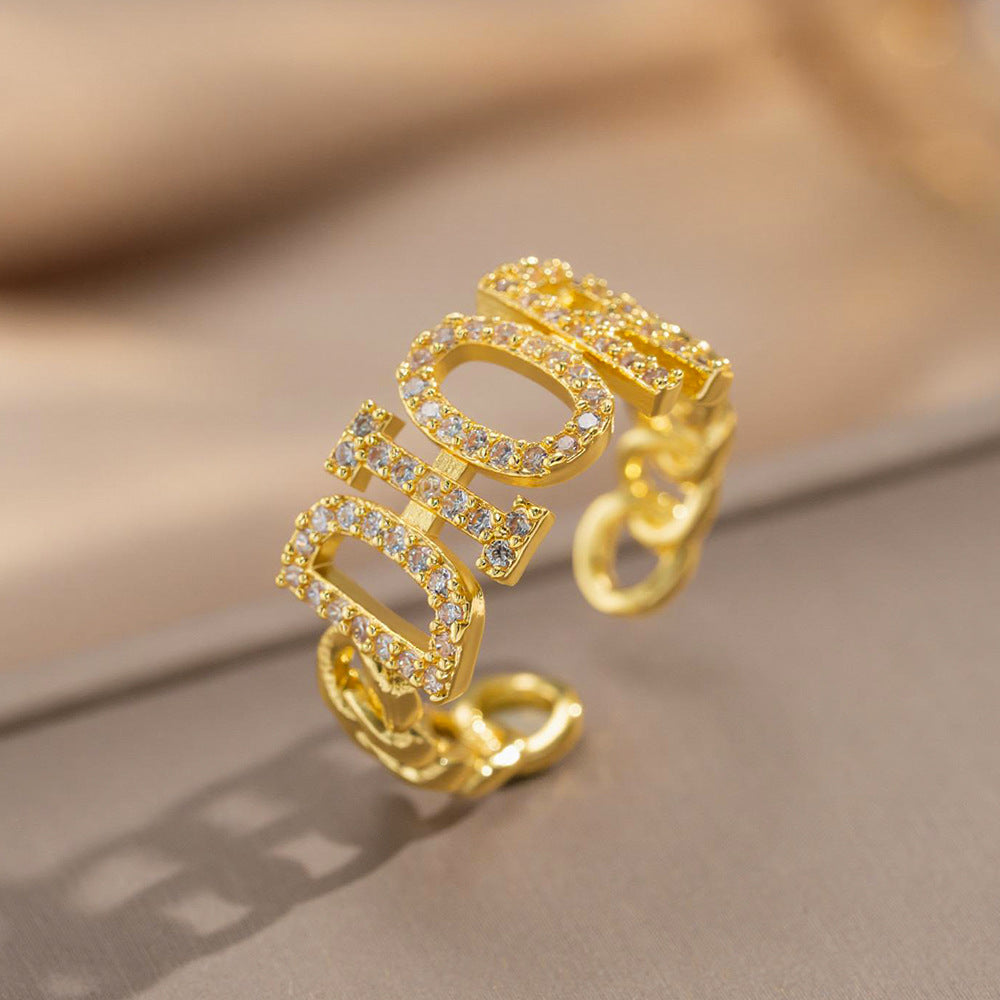 Anillo Minimalista de Letra Hueca con Incrustaciones de Pedrería y Baño de Oro de 18K para Mujer