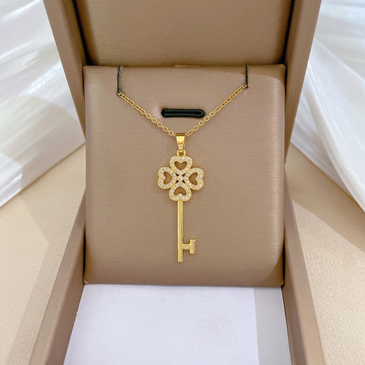Luxury Sweet Clover Pendant Necklace for Women and Men, Titanium Steel Chain with Rhinestone Inlay, Geometric Design