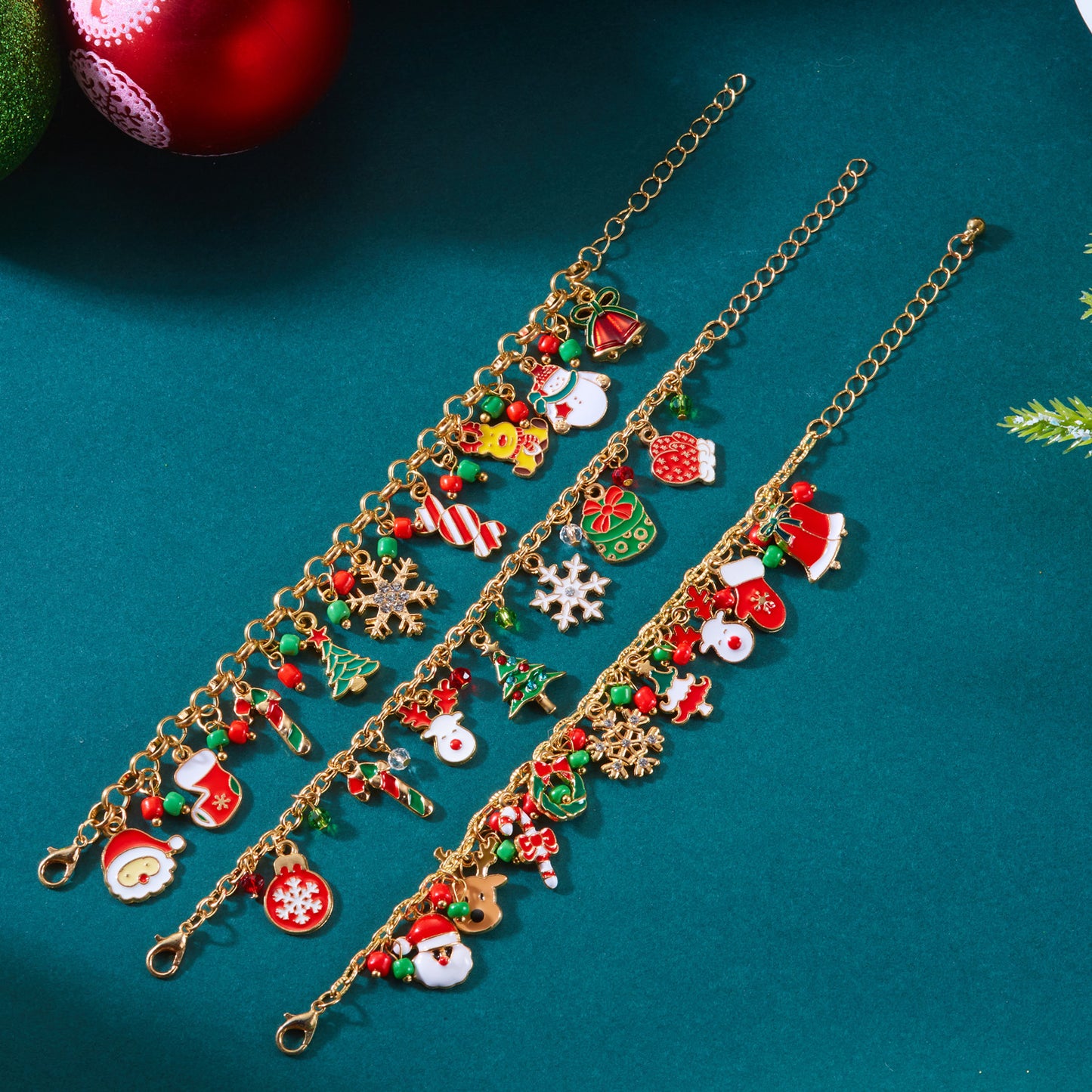 Pulsera de aleación con temática navideña con dijes de muñeco de nieve, reno, copo de nieve, hombre de jengibre, bastón de caramelo, cristal y cuentas, acabado chapado
