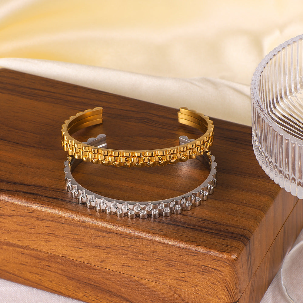 Minimalist Adjustable Stainless Steel Bracelet with 18K Gold Plating and Geometric Texture Band Design