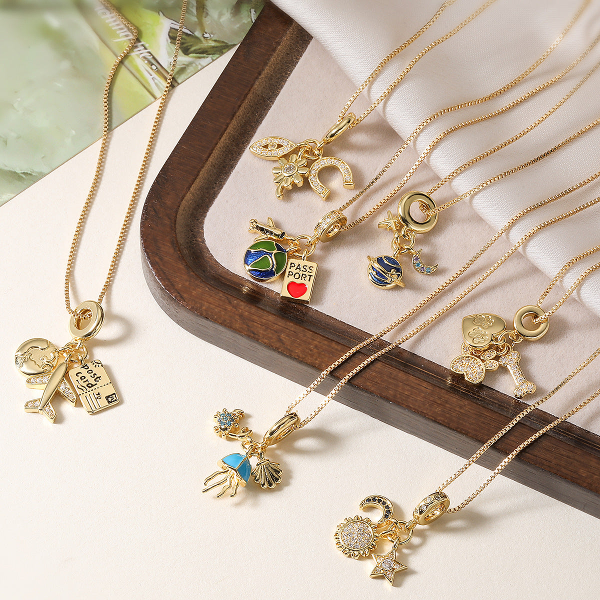 Collana Pendente Geometrica Minimalista a Forma di Aeroplano in Rame con Placcatura in Oro 18K e Dettagli in Zircone per uno Styling Versatile sulla Clavicola