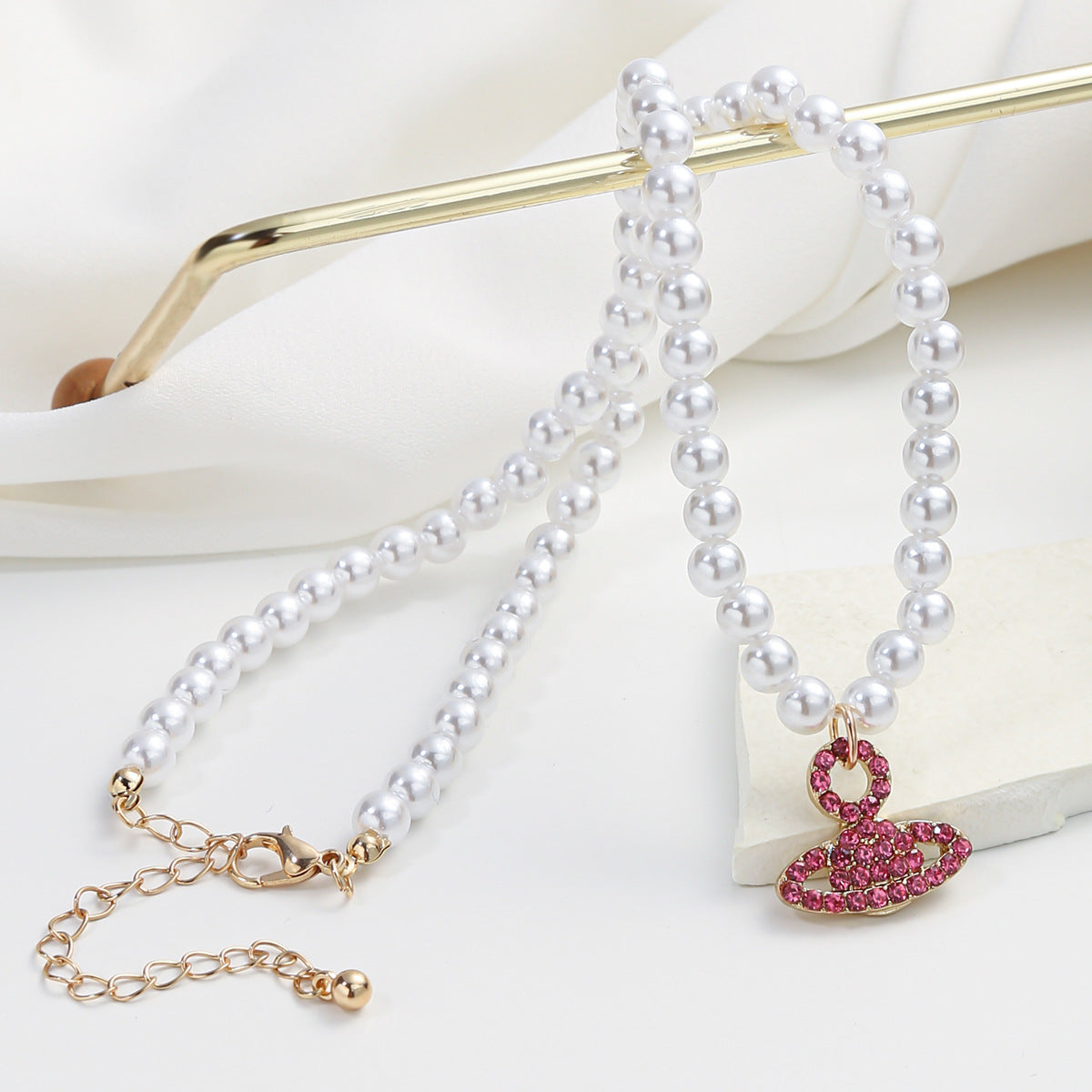 Collana con ciondolo di Saturno minimalista da donna con intarsi in strass su catena in lega nelle forme geometriche di corona e stella