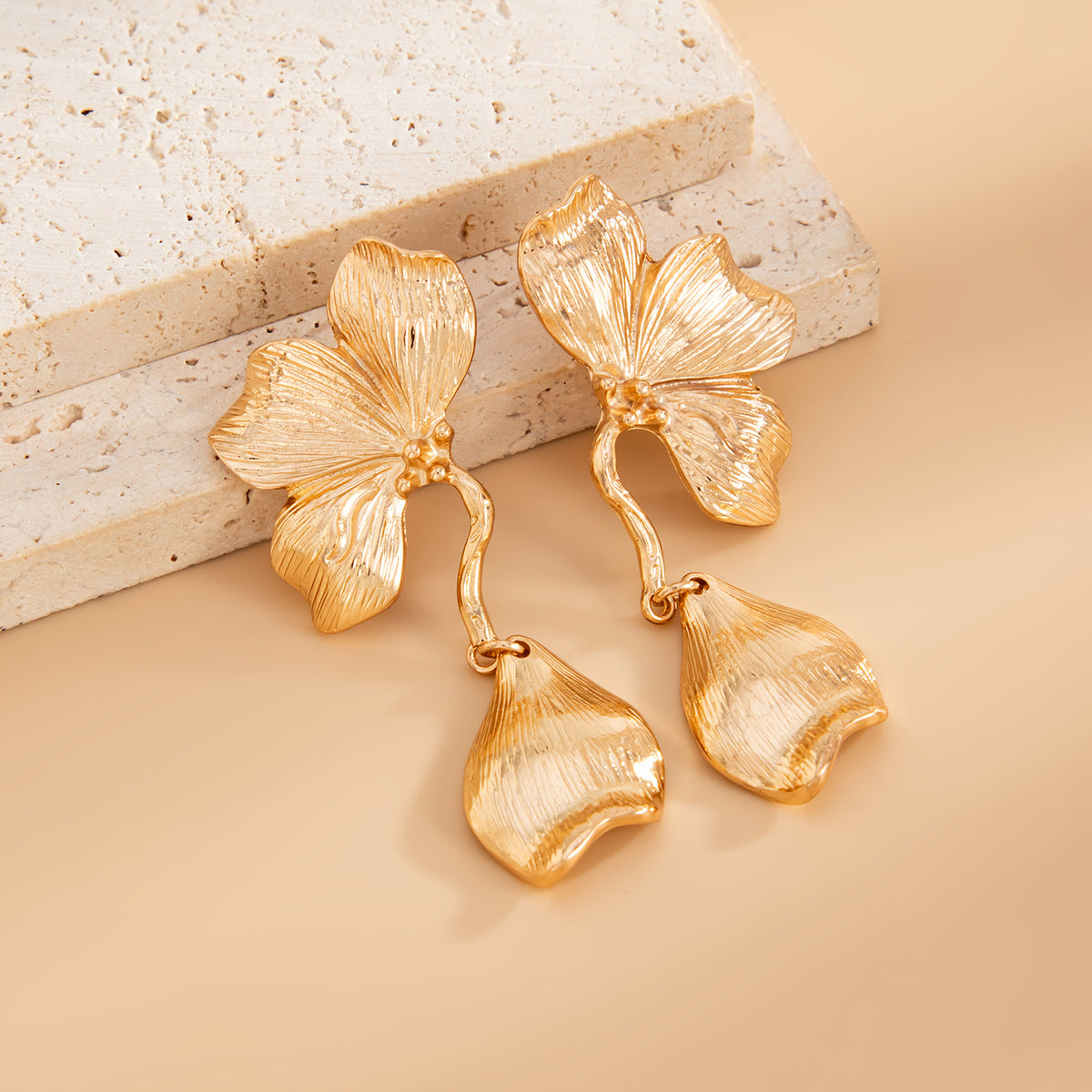 Aretes con colgante de girasol tridimensional estilo vintage para mujer, aleación con acabado galvanizado