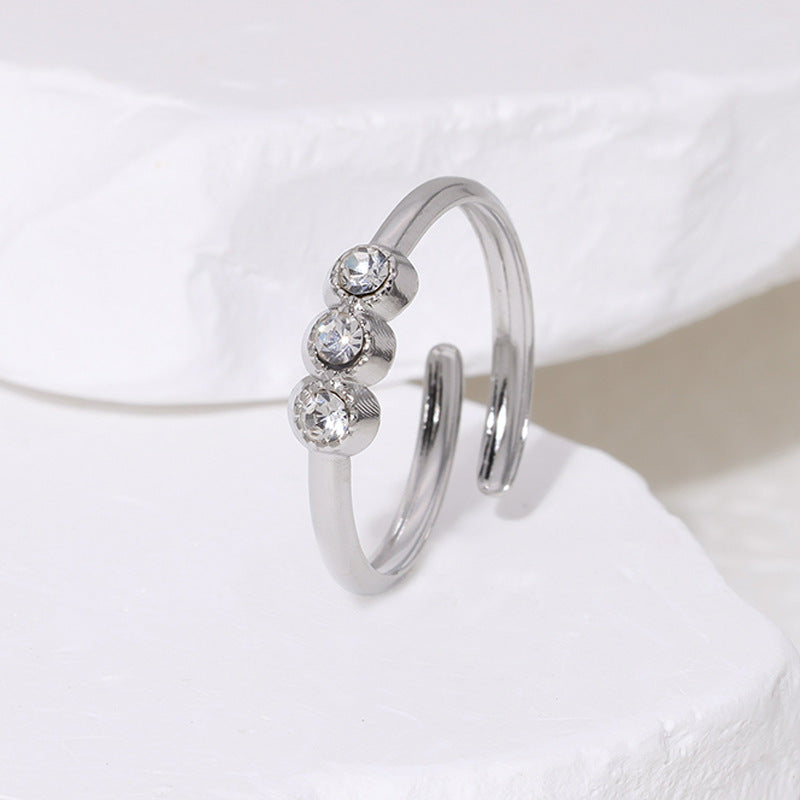 Anello Minimalista da Donna in Acciaio al Titanio Placcato Oro 18K con Intarsio di Strass