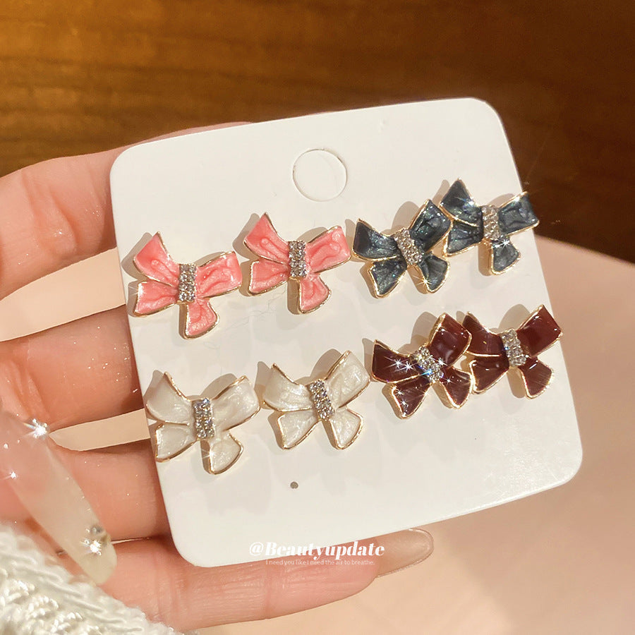 Orecchini a Perno da Donna in Lega con Inlay di Strass a Forma di Mela e Fiocco, in Stile Lussuoso, con Perni in Acciaio Inossidabile