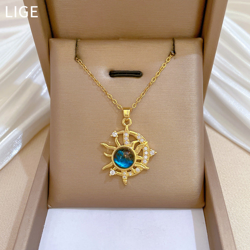 Collana con Pendente Minimalista a Mezzaluna e Stella in Acciaio al Titanio con Intarsio di Strass per Donna e Unisex