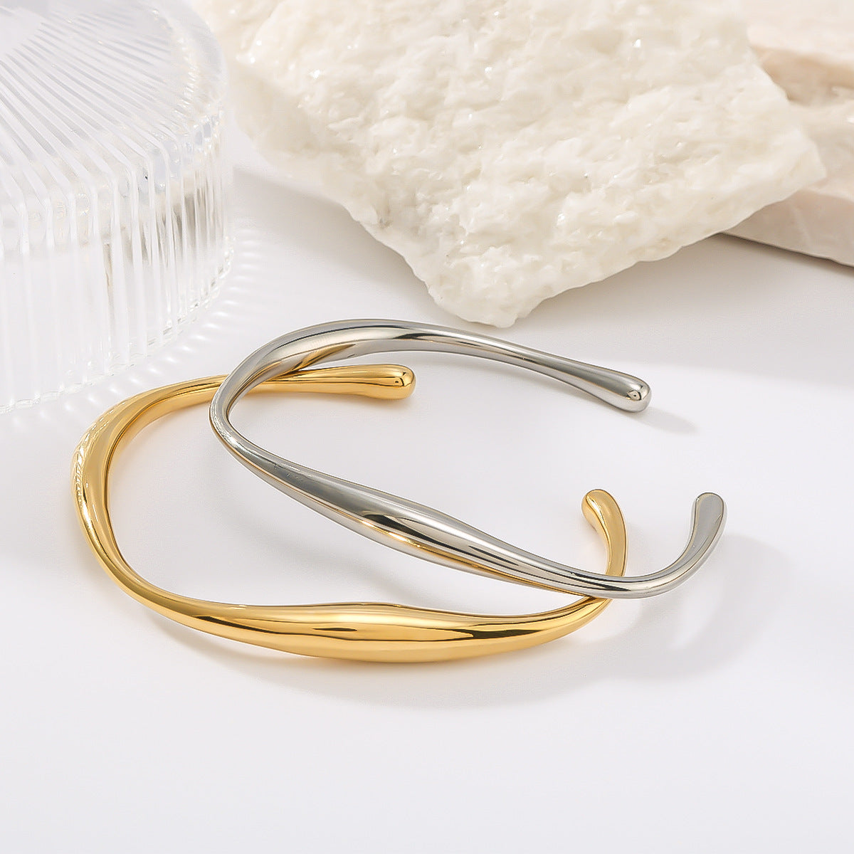 Bracciale da donna in acciaio al titanio a forma di C geometrica asimmetrica con placcatura in oro sottovuoto